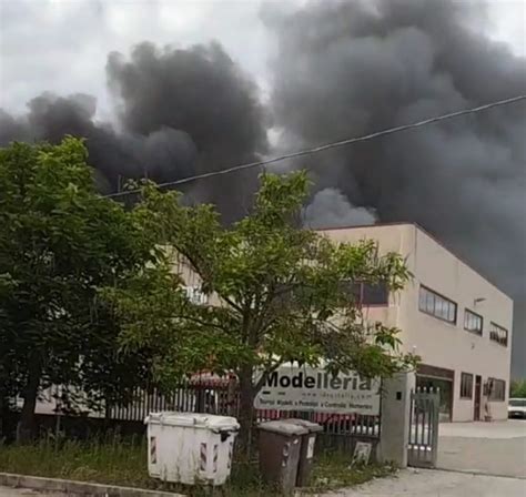 incendio manoppello scalo oggi|Incendio Manoppello: finestre chiuse e non stare troppo。